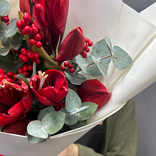 Букет из красных амариллисов с илекосм