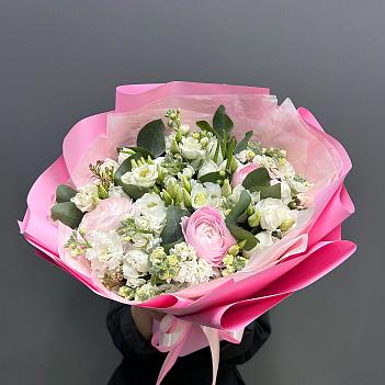 Микс с розовыми ранункулюсами, белой маттиолой и эустомой