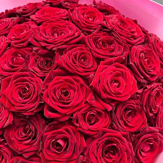 Букет из 51 красной розы в розовом фоамиране с лентой