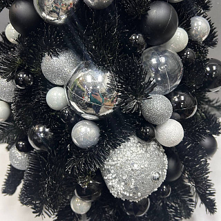 Черная елка из нобилиса с серебрянным декором