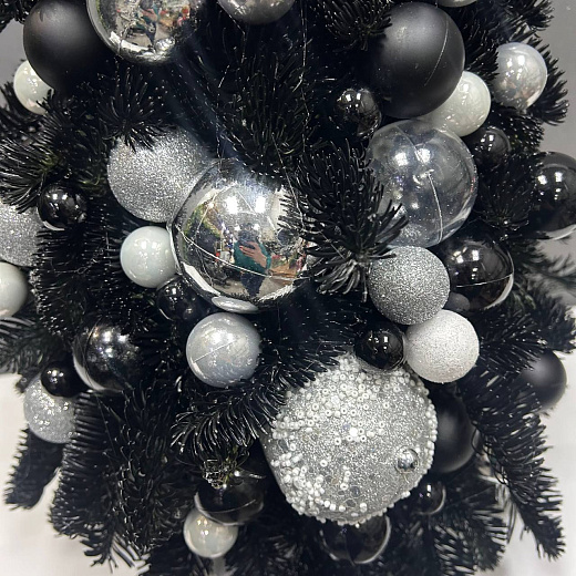 Черная елка из нобилиса с серебрянным декором с доставкой в Москве