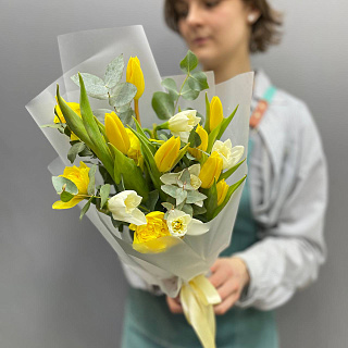 Весенний букет с тюльпанами и нарциссами