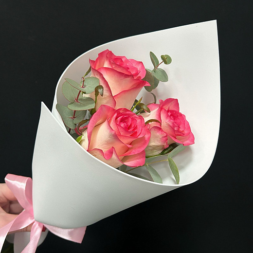 Букет из 3 роз Джумилия и эвкалипта с доставкой в Москве