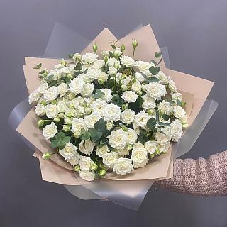 Букет из белых кустовых роз и эвкалипта
