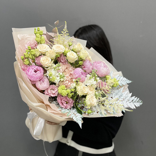 Букет из пионов Сара Бернар, пионовидных роз, эустомы и маттиолы по лучшей цене в Москве Букет из пионов Сара Бернар, пионовидных роз, эустомы и маттиолы с доставкой в Москве