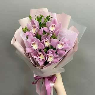 Букет из розовой орхидеи с эвкалиптом ( 7 шт)