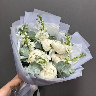 Белый букет с пионами и матиолой