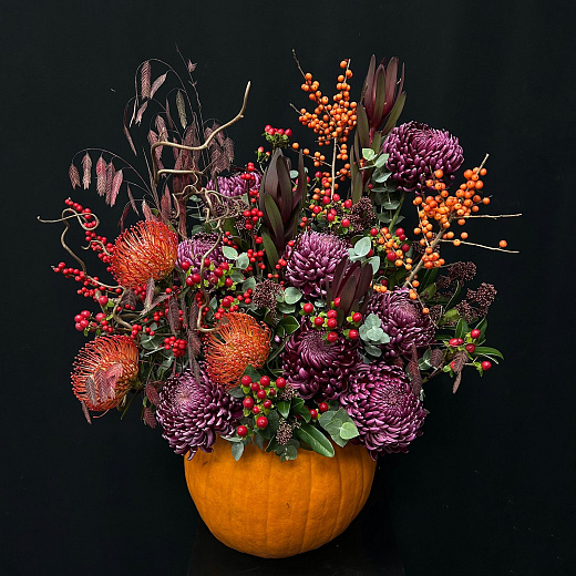 Сезонная композиция в тыкве с хризантемами Бигуди, илексом и экзотикой  по лучшей цене в Москве Сезонная композиция в тыкве с хризантемами Бигуди, илексом и экзотикой  с доставкой в Москве