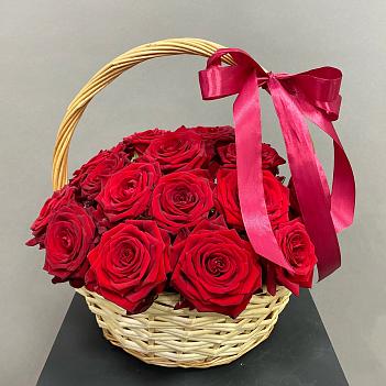 Букет из 25 красных роз в корзине