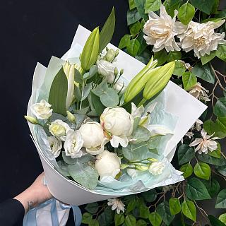 Белый букет из лилий, пионов и эустомы