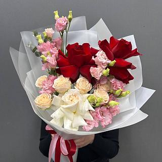Микс из французских роз, розовой эустомы и кустовой розы