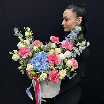 Авторская композиция с голубой гортензией в розовой шляпной коробке