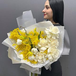 Сезонный букет с французскими розами, тюльпанами, нарциссами и мимозой