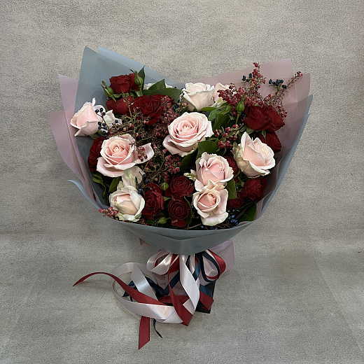 Букет из светлых роз, бордовых кустовых роз и декоративной зелени