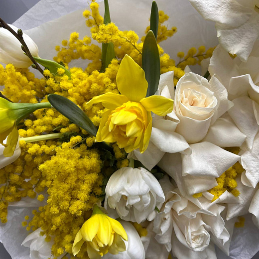 Сезонный букет с французскими розами, тюльпанами, нарциссами и мимозой по лучшей цене в Москве Сезонный букет с французскими розами, тюльпанами, нарциссами и мимозой с доставкой в Москве