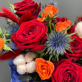 Композиция в коробке с одноголовыми, кустовыми розами и эрингиумом