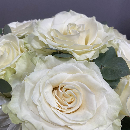 Мини-коробка с 9 белыми розами