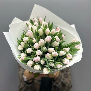 Букет из 49 пионовидных тюльпанов Фокстрот в белом крафте Букет из 49 пионовидных тюльпанов Фокстрот в белом крафте