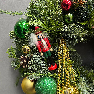 Новогодний венок с разноцветным декором и Щелкунчиком