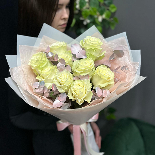 Монобукет из 7 белых эквадоских роз с разноцветным эвкалиптом  с доставкой в Москве