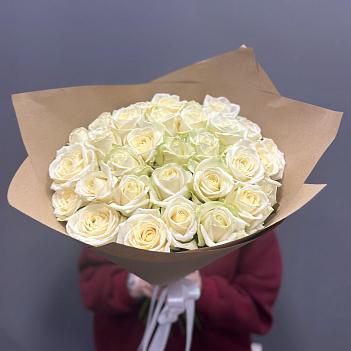 Белые розы в букете, 25 штук   в крафте (50 см)