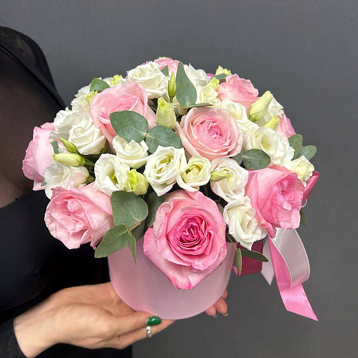 Букет из парфюмированных роз  Пинк О хара и белой эустомы в розовой коробке с доставкой в Москве