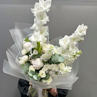 Букет с белоснежными гладиолусами и пионами в матовой пленке 