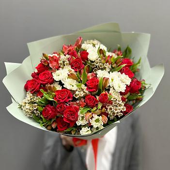 Микс с сантини, альстромерией и красными, кустовыми розами