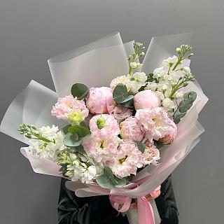 Микс из 5 пионов Сара Бернар, белой маттиолы и эустомы