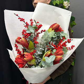 Букет из 5 красных амариллисов с илексом и  эвкалиптом 