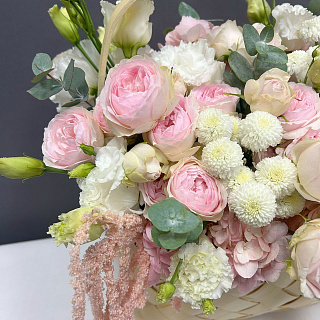 Плетёное кашпо с розовыми гортензиями, пионовидной розой и амарантом 