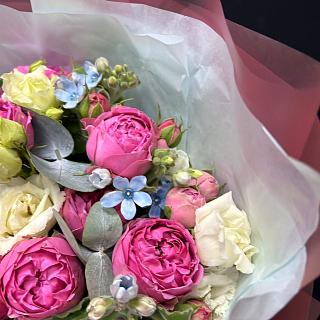 Микс из пионовидных роз Мисти Баблс, эустомы и  голубого оксипеталлума