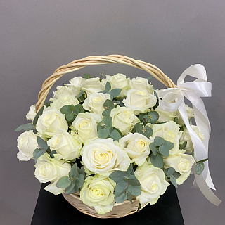 Букет из 29 белых роз и эвкалипта в корзине