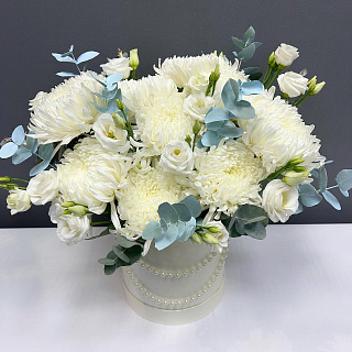 КОМПОЗИЦИЯ В БЕЛОЙ ШЛЯПНОЙ КОРОБКЕ С ХРИЗАНТЕМАМИ И эустомой, УКРАШЕННОЙ ЖЕМЧУГОМ