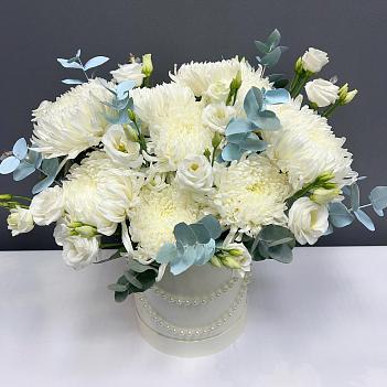 КОМПОЗИЦИЯ В БЕЛОЙ ШЛЯПНОЙ КОРОБКЕ С ХРИЗАНТЕМАМИ И эустомой, УКРАШЕННОЙ ЖЕМЧУГОМ