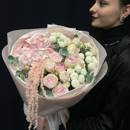 Букет с розовыми гортензиями, кустовыми розами и амарантом  с доставкой в Москве