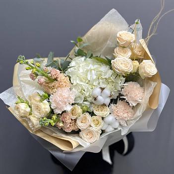 Букет из пионовидных кустовых роз, гортензии, гвоздик, маттиолы и хлопка