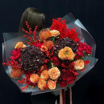 Сезонный букет с гортензиями, розами и Илекосм Сезонный букет с гортензиями, розами и Илекосм