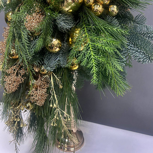 Авторская елка на золотом подсвечнике с декором по лучшей цене в Москве Авторская елка на золотом подсвечнике с декором с доставкой в Москве