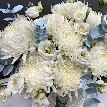 КОМПОЗИЦИЯ В БЕЛОЙ ШЛЯПНОЙ КОРОБКЕ С ХРИЗАНТЕМАМИ И эустомой, УКРАШЕННОЙ ЖЕМЧУГОМ КОМПОЗИЦИЯ В БЕЛОЙ ШЛЯПНОЙ КОРОБКЕ С ХРИЗАНТЕМАМИ И эустомой, УКРАШЕННОЙ ЖЕМЧУГОМ