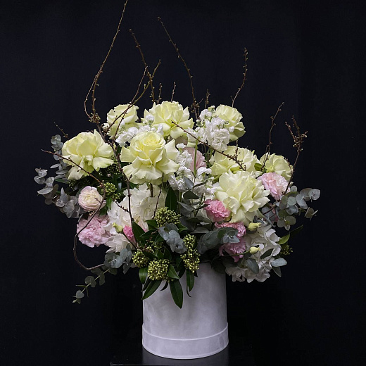 Композиция в шляпной коробке из французских роз, маттиолы, эустомы, гортензиий, скимии и цветущих веток по лучшей цене в Москве Композиция в шляпной коробке из французских роз, маттиолы, эустомы, гортензиий, скимии и цветущих веток с доставкой в Москве