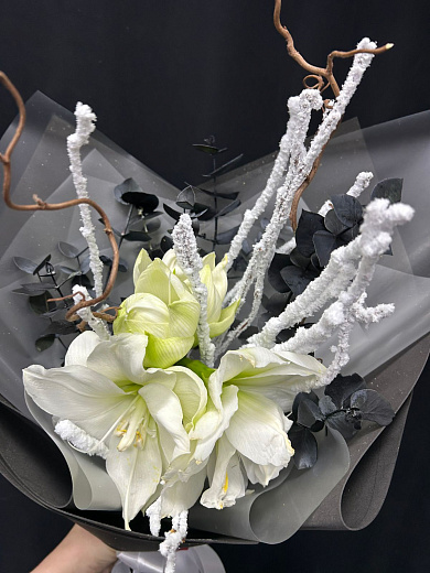 Сезонный букет с белым амариллисом, сухоцветами и корилусом  по лучшей цене в Москве Сезонный букет с белым амариллисом, сухоцветами и корилусом  с доставкой в Москве