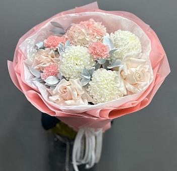 Букет из белых хризантем, динтусов, гортензии  и французских роз