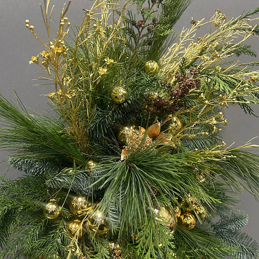 Авторская елка на золотом подсвечнике с декором по лучшей цене в Москве Авторская елка на золотом подсвечнике с декором с доставкой в Москве