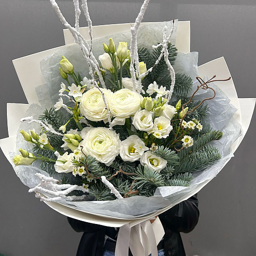 Хвойный букет с ранункулюсами, нарциссами и эустомой  с доставкой в Москве
