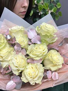 Монобукет из 7 белых эквадоских роз с разноцветным эвкалиптом 