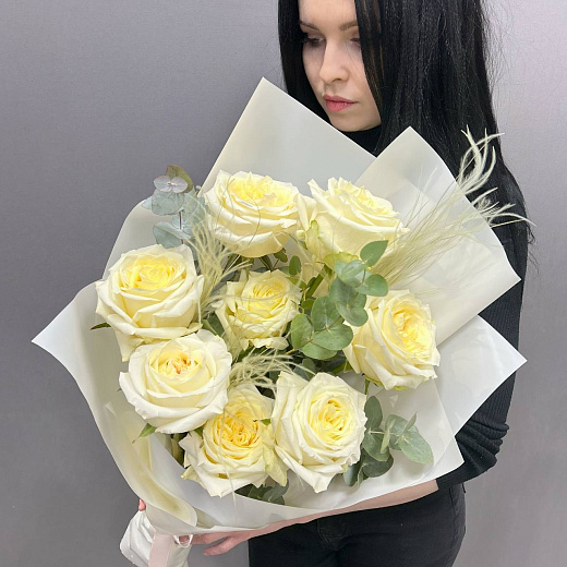 Монобукет из 9 эквадорских белых роз со стифой с доставкой в Москве