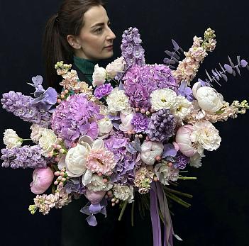 Сезонный букет с сиреневыми гортензиями и пионами