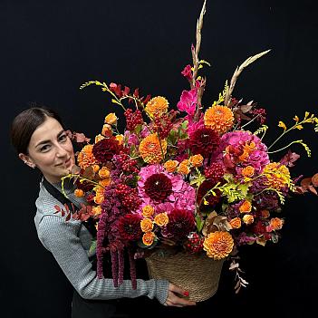 Композиция в плетеном кашпо с сезонными георгинами, гортензиями и кустовыми розами 