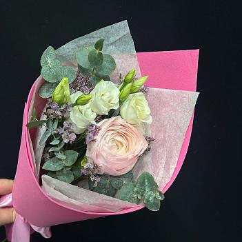 Букет с ранункулюсом, эустомой и лимониумом